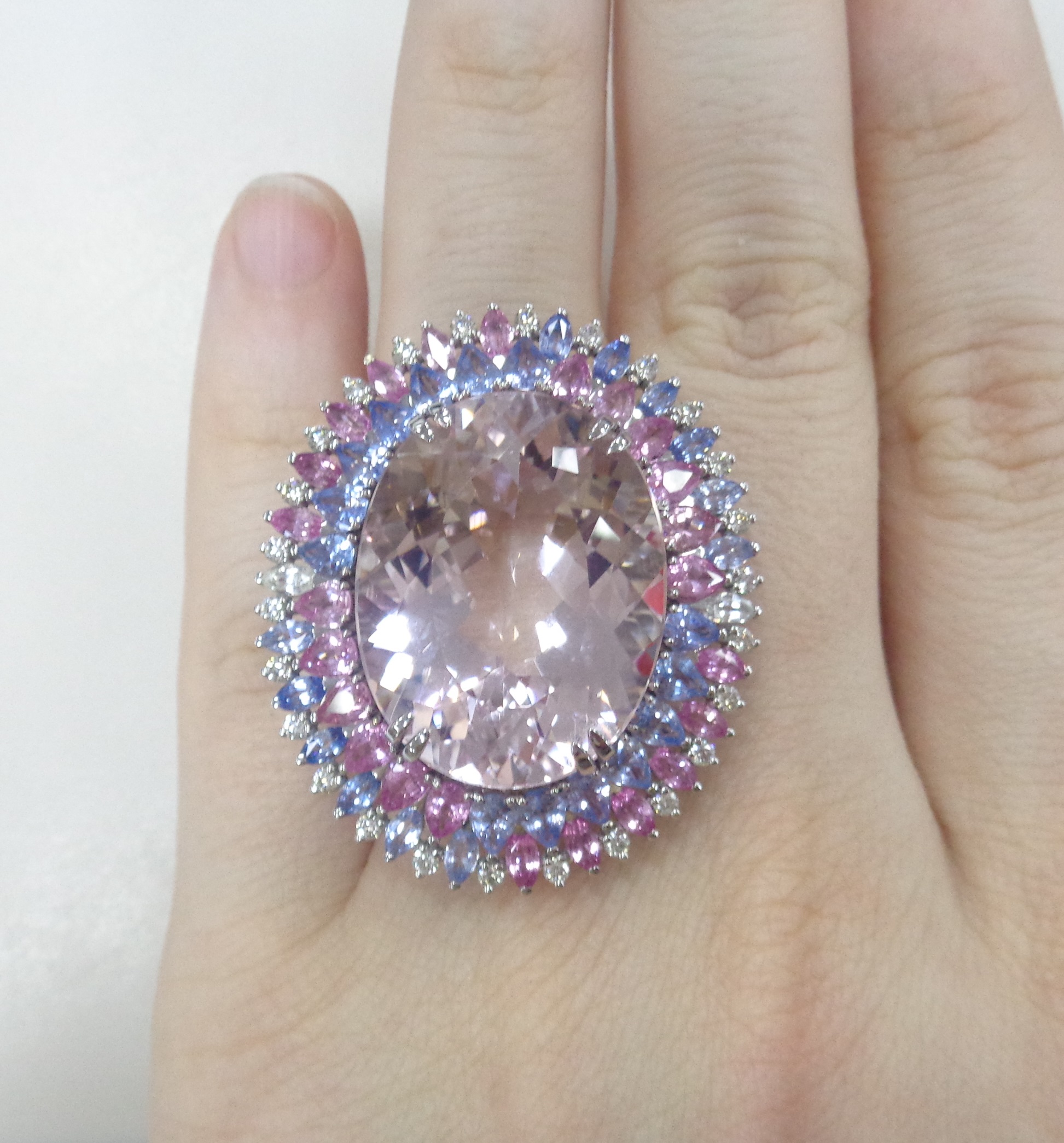 Кольцо из белого золота с морганитом